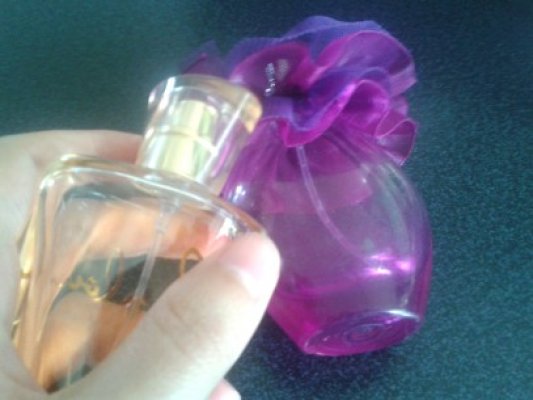 Parfumuri susceptibile a fi contrafăcute, confiscate de către polițiști